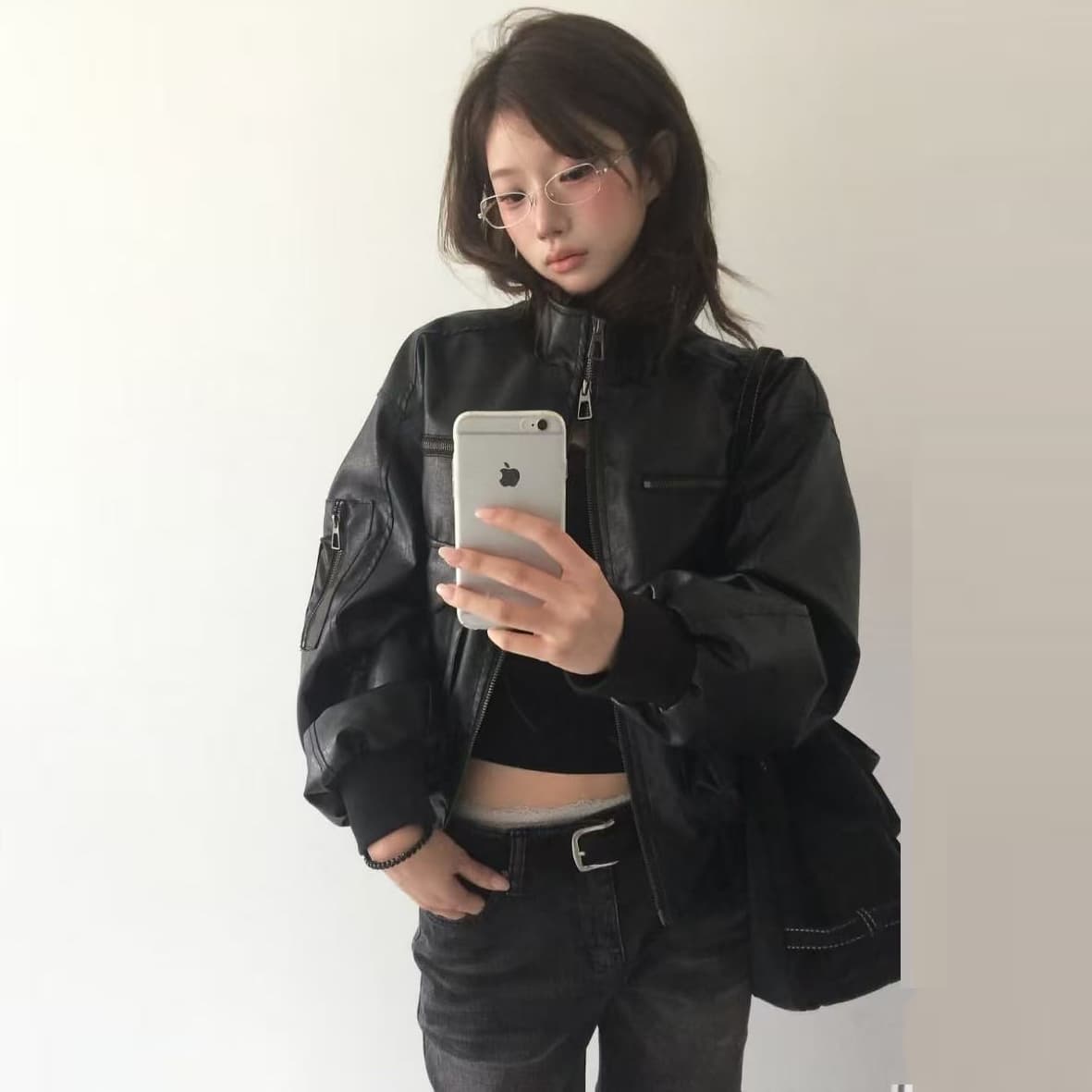 넉넉한 핏의 지퍼형 오토바이 재킷