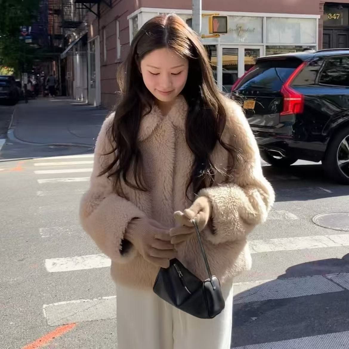 겨울 털깃이 달린 짧은 코트